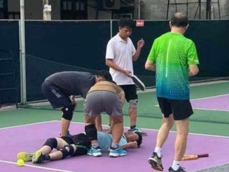 Người đàn ông gục xuống sân, tử vong khi đang chơi pickleball