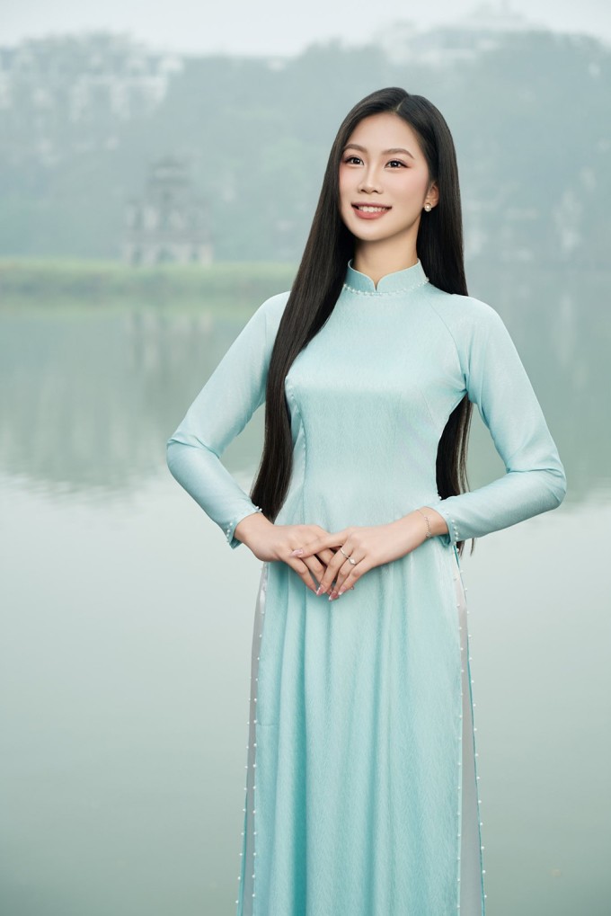 Cô được kết nạp Đảng từ tháng 6/2024, khi mới 18 tuổi nhờ thành tích học tập và sinh hoạt xuất sắc. Thu Hằng đạt thành tích ba năm liền là học sinh giỏi ở cấp phổ thông. Vào đại học, cô trở thành bí thư lớp, là thành viên ban chấp hành viện Ngân hàng của Đại học Kinh tế Quốc dân.