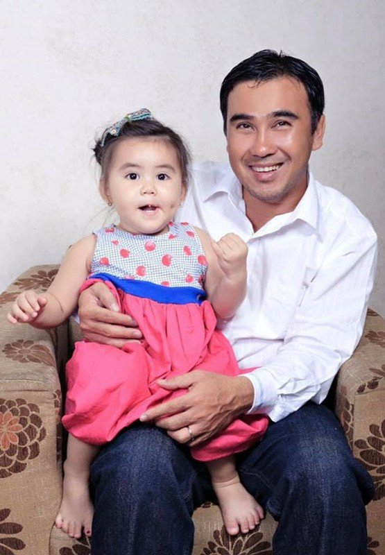 Hạt Dẻ xinh xắn ngày bé bên Quyền Linh. Ảnh: FB Dạ Thảo.