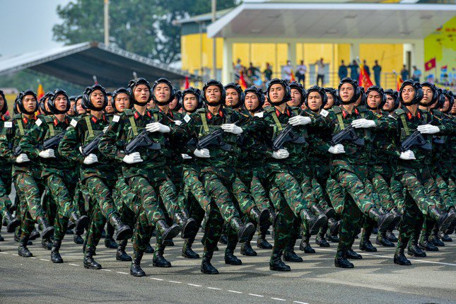 Hình ảnh tổng hợp luyện diễu binh, diễu hành cho Lễ kỷ niệm 50 năm Ngày Giải phóng miền Nam. (Ảnh: CP)