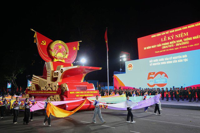 Xe mô hình Quốc huy nước Cộng hòa xã hội chủ nghĩa Việt Nam