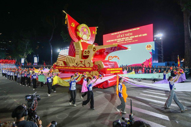 54 sinh viên của Đại học Sài Gòn đi cùng xe mô hình Quốc huy nước Cộng hòa xã hội chủ nghĩa Việt Nam