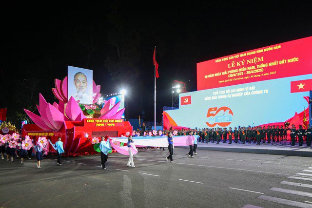 Xe rước chân dung Chủ tịch Hồ Chí Minh