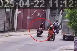 Clip: Ôm cua bất cẩn, hai nữ sinh va chạm mạnh với xe máy ngược chiều