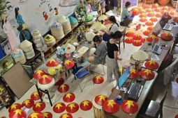 Sốt quần áo, phụ kiện ăn theo lễ 30/4