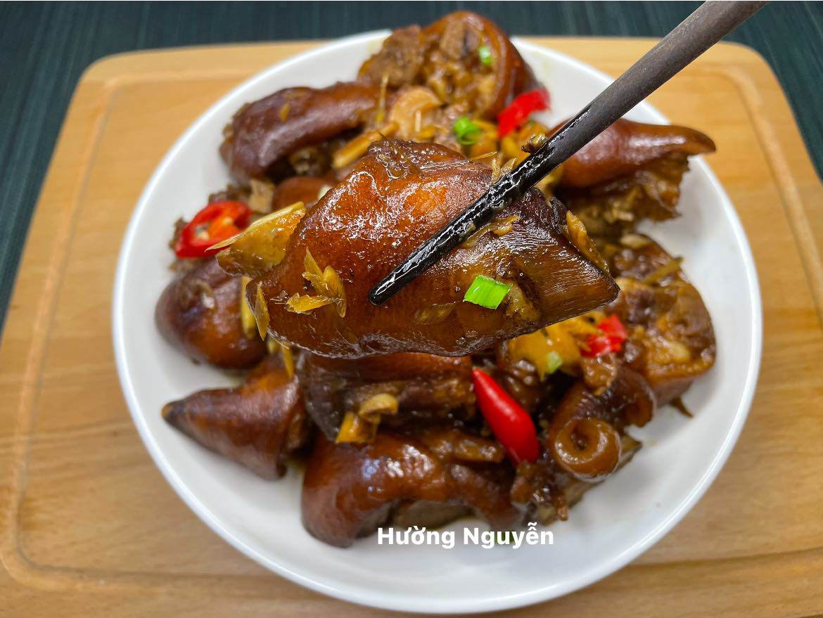 Khi chân giò đã mềm chín dọn ra đĩa. Trang trí thêm chút hành lá thái nhỏ.