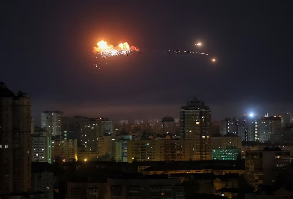 Mục tiêu bị đánh chặn trên bầu trời Kiev (ảnh: Reuters)