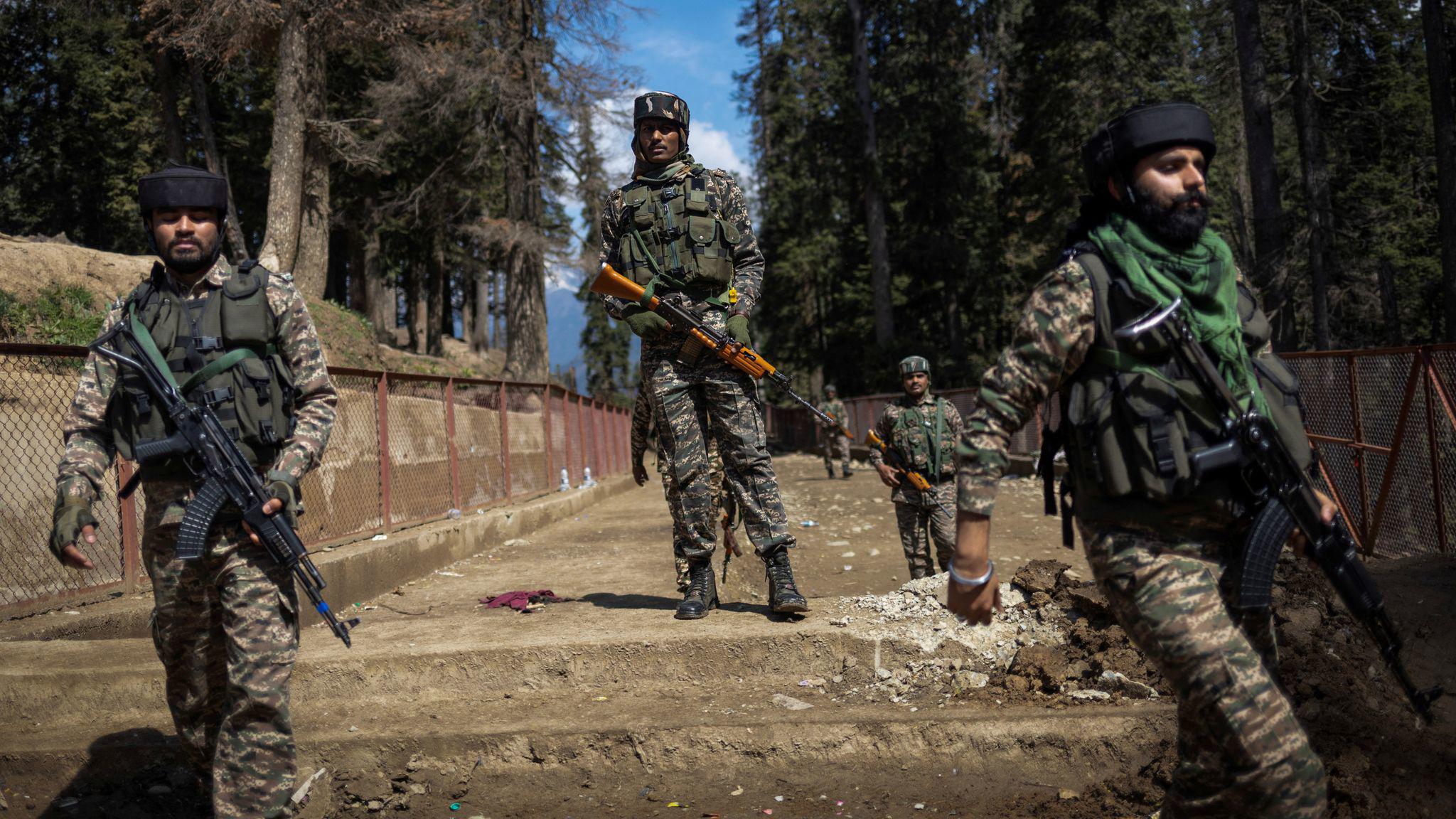 Quân đội Ấn Độ lùng bắt nghi phạm khủng bố ở Kashmir (ảnh: Reuters)