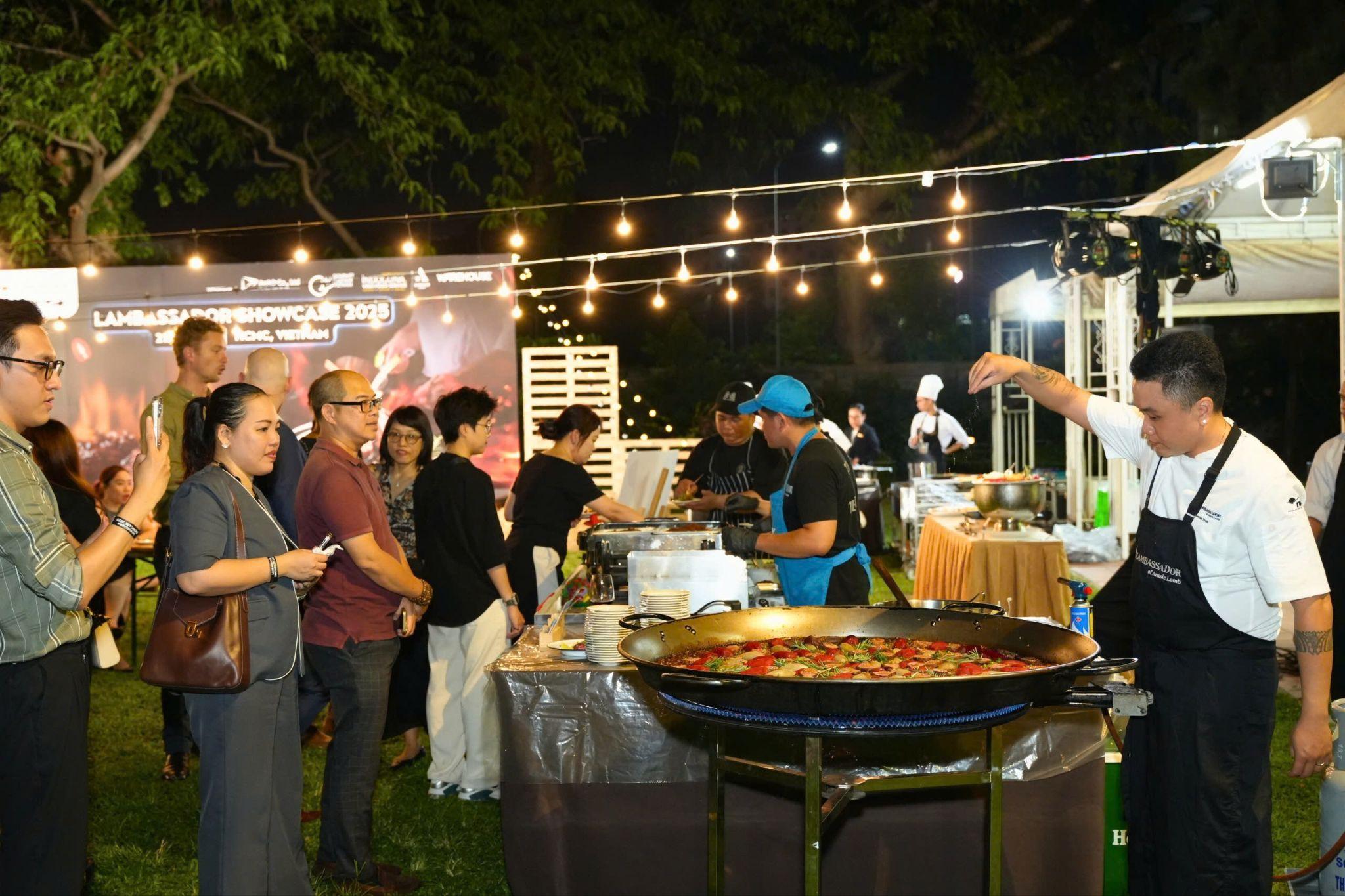 Lambassador Aeron Tran đã chuẩn bị món Paella De Cordero tại Tiệc Tối Lambassador Showcase 2025