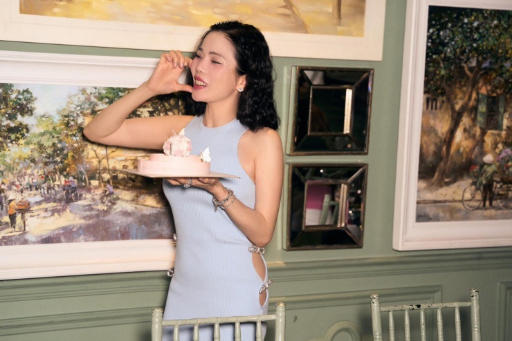 Điểm nhấn trong phong cách mới của Lệ Quyên chính là những chiếc váy ôm sát cơ thể. Ảnh: FB Lệ Quyên