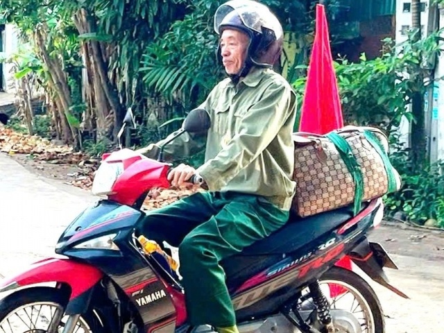 Cựu binh 75 tuổi mới xuất viện, một mình lái xe máy vượt 330km để dự đại lễ 30/4