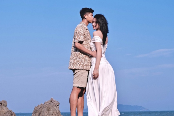 Nhân dịp này, vợ chồng Văn Đức chụp loạt ảnh tình cảm làm kỷ niệm. Tiền vệ xứ Nghệ và bà xã Nhật Linh đã kết hôn được hơn 5 năm, có hai con, bé gái Dâu Tây (5 tuổi) và bé trai Khoai Tây (3 tuổi).