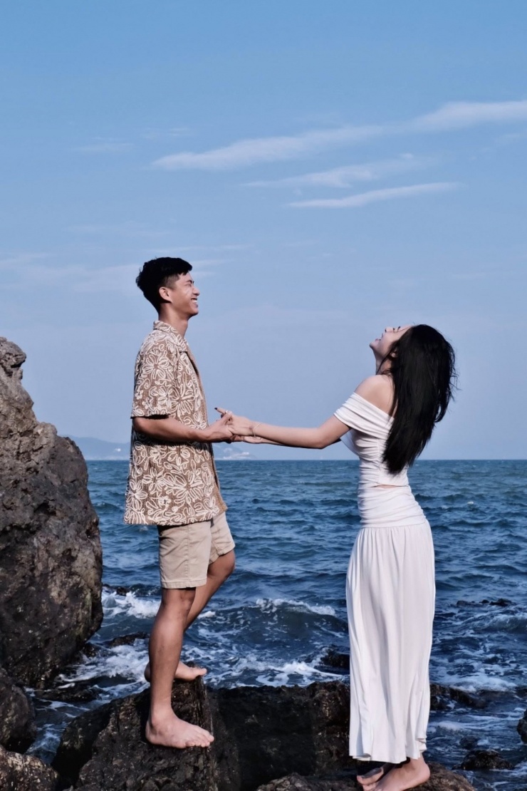 Nhật Linh sinh năm 1997, tốt nghiệp sư phạm mầm non ở Nghệ An. Tuy nhiên, sau khi ra trường, cô ở nhà lo nội trợ, chăm sóc con cái giúp Văn Đức yên tâm tập trung cho sự nghiệp.