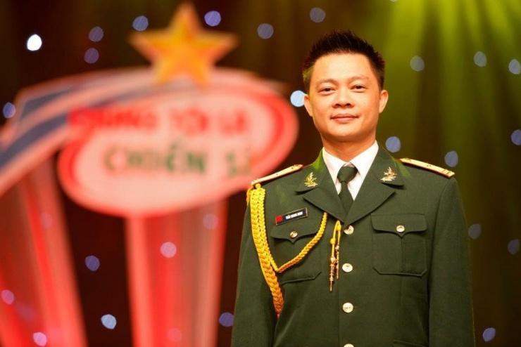 MC Quang Minh dẫn dắt chương trình Chúng tôi là chiến sĩ.