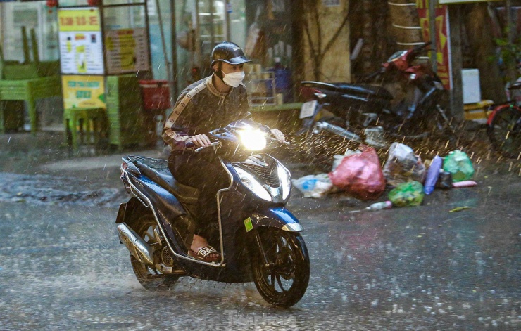 Mưa tầm tã, người Hà Nội chật vật nhiều giờ mới đến được công sở - 2