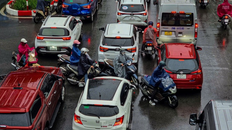 Mưa tầm tã, người Hà Nội chật vật nhiều giờ mới đến được công sở - 7