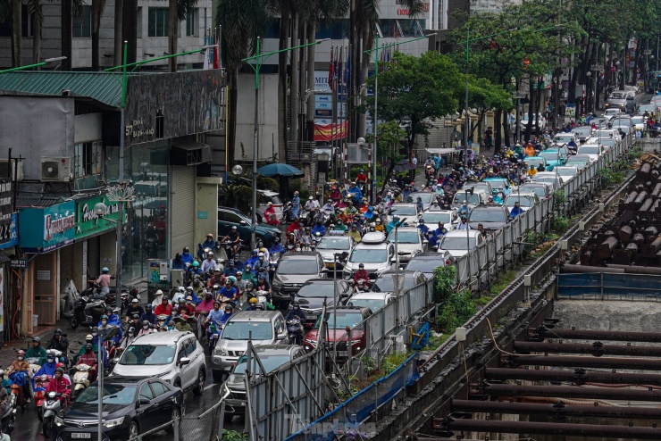 Mưa tầm tã, người Hà Nội chật vật nhiều giờ mới đến được công sở - 9