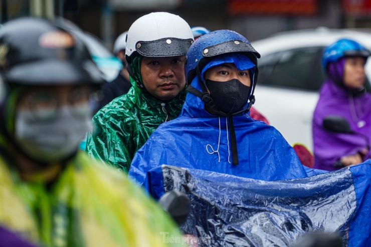 Mưa tầm tã, người Hà Nội chật vật nhiều giờ mới đến được công sở - 12