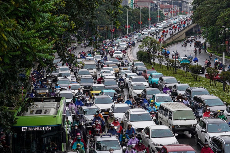 Mưa tầm tã, người Hà Nội chật vật nhiều giờ mới đến được công sở - 15