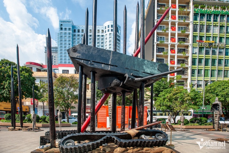 Cọc Bạch Đằng, xe tăng treo ngược giữa phố đi bộ TPHCM hút khách chụp ảnh - 2