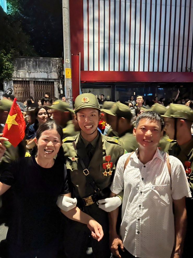 Khoảnh khắc các chiến sĩ chụp ảnh cùng những em nhỏ trước giờ tổng hợp luyện diễu binh, diễu hành lần 2 vào ngày 22/4. Clip: Tôn Huy.