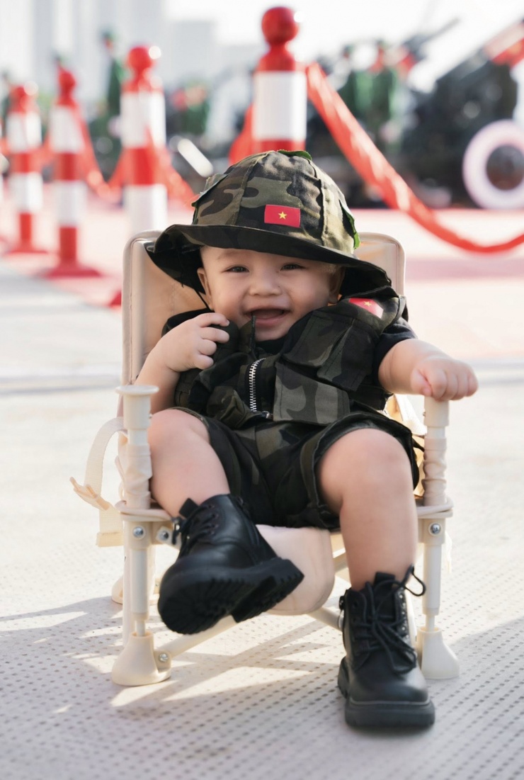 Hình ảnh bé út Q Junior, sáu tháng tuổi, nhận được hàng nghìn lượt yêu thích trên trang cá nhân của Vân Trang. "Tôi thấy các cửa hàng quần áo bán những bộ đồ lấy cảm hứng của người lính dễ thương nên sắm cho các con, hướng đến ngày lễ lớn của dân tộc", diễn viên cho biết.
