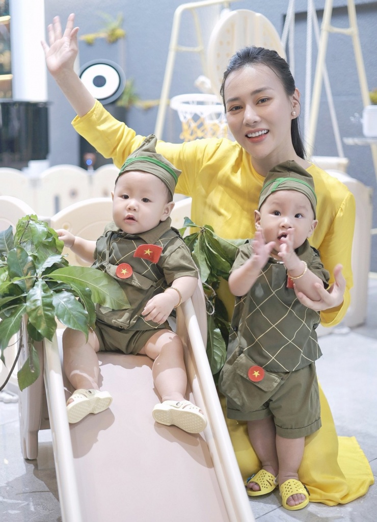 Phương Oanh đăng ảnh hai con song sinh - Jimmy (phải) và Jenny (trái), 11 tháng tuổi - trong bộ đồ lấy cảm hứng từ trang phục của bộ đội.