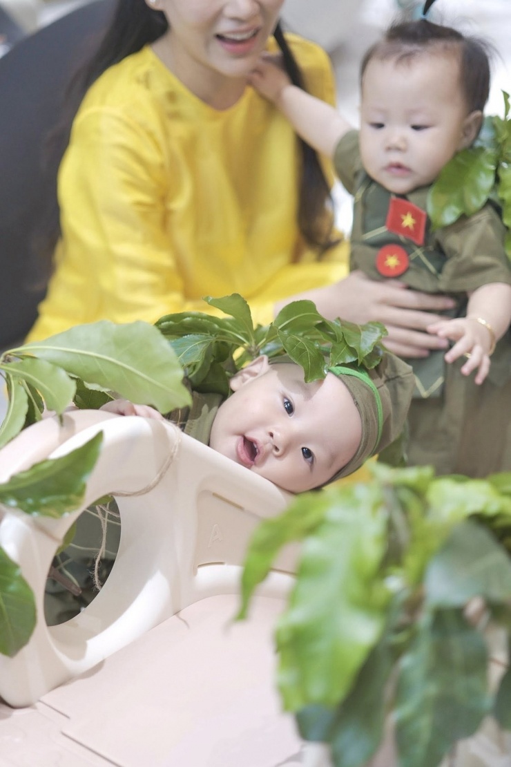 Diễn viên nói mất nhiều ngày tìm kiếm đồ phù hợp để chụp bộ ảnh cho con, làm kỷ niệm vui của gia đình.