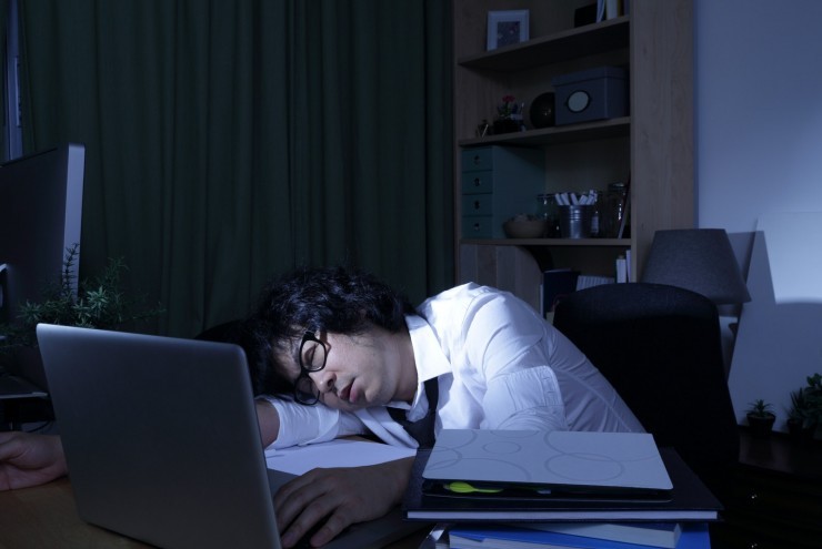 Nhân viên văn phòng đột tử sau 18 ngày làm thêm giờ liên tục