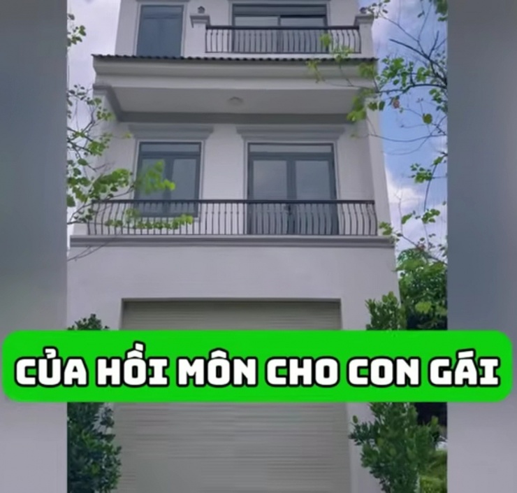 Căn biệt thự này nằm ở vùng ngoại thành TP.HCM nên có đất rộng để trồng cây. Là con nhà nông nên nam MC trồng rất nhiều loại cây trong khu vườn. Anh nói: "Khu vườn này có cả sơ ri và xoài. Sơ ri thì không biết còn không vì mùa trước ăn rồi, nhưng xoài thì còn rất nhiều. Tôi gọi đây là khu vườn tình yêu, nhà một bên, vườn một bên". Khu vườn biệt thự được MC Quyền Linh cắt tỉa gọn gàng, bài trí ngăn nắp, sạch sẽ, có cả lối đi uống lượn, cổng chào lãng mạn để bước qua.