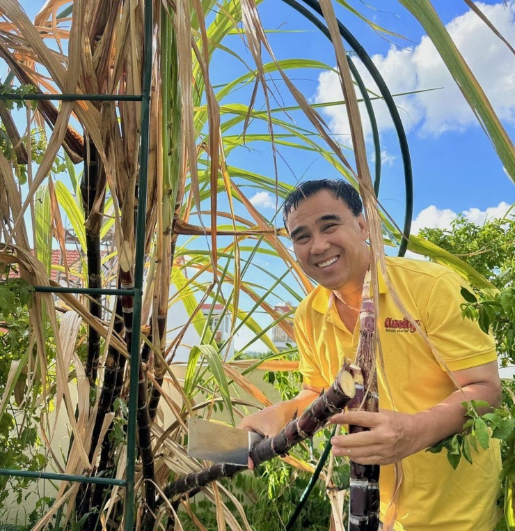 Nam diễn viên từng chia sẻ anh sinh ra ở Tiền Giang, quanh năm gắn bó với đồng lúa, ruộng vườn. Khi mua biệt thự, dù nội thất bên trong sang trọng ra sao, anh vẫn thích có những không gian như nhà vườn để gia đình tận hưởng cảm giác bình yên như chốn thôn quê.