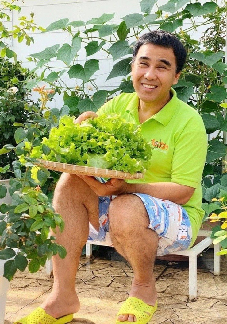 Khi có thời gian rảnh, nam MC thích được ở nhà cùng bà xã và các con, tận hưởng thú vui chăm sóc vườn tược, thu hoạch cây trái.