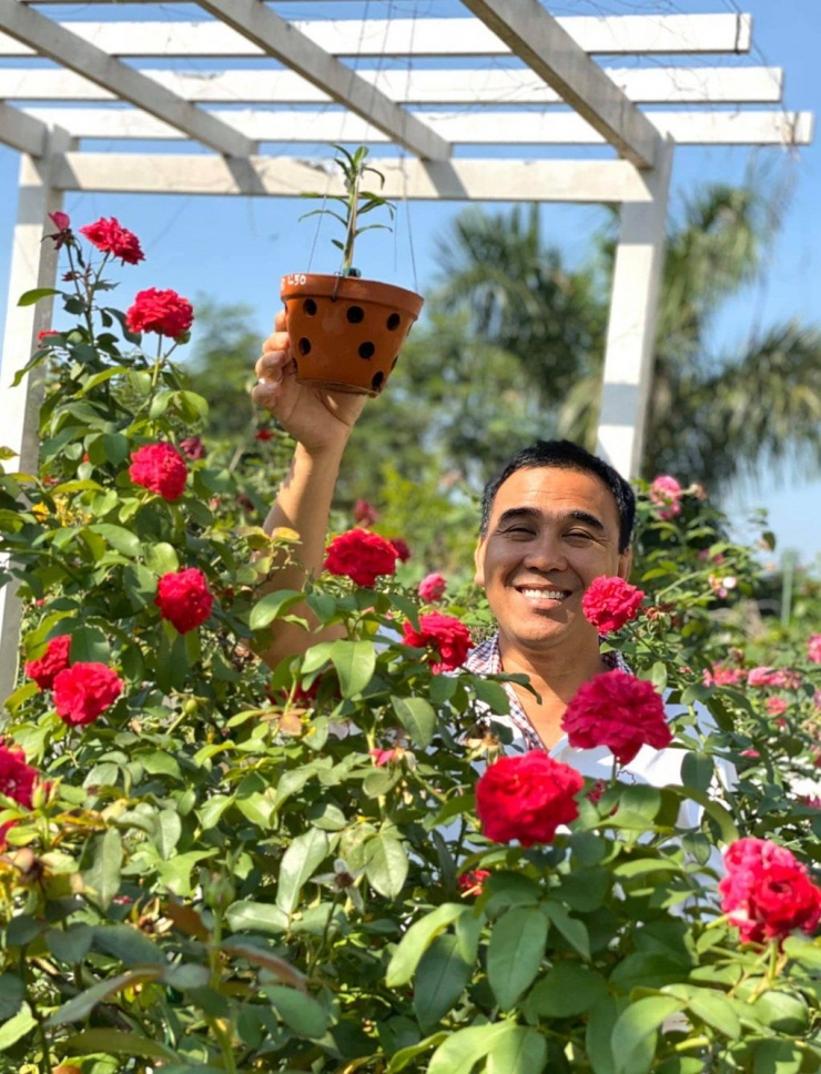 Dạ Thảo từng chia sẻ cô có đam mê, thú vui trồng hoa hồng vì hoa giúp thư giãn tinh thần, giảm áp lực và cân bằng cuộc sống. Sau nhiều năm trồng hoa, vợ Quyền Linh đúc rút nhiều kinh nghiệm về cách trồng hoa hồng trong chậu.