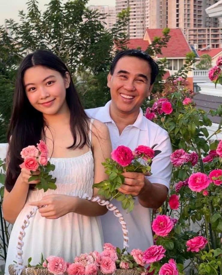 Các con gái Quyền Linh thường chia sẻ khoảnh khắc khoe dáng bên vườn hồng tại gia, nhận nhiều lời khen của dân mạng.
