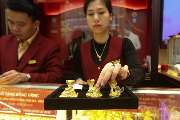 Người dân cần lưu ý khi mua vàng để tránh mua phải hàng giả.