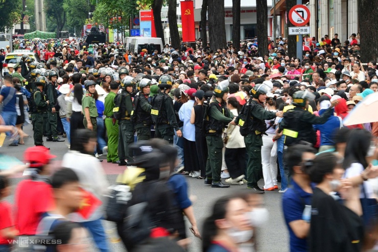 Do dòng người tràn ra đường Nguyễn Huệ quá  đông, cảnh sát cơ động phải vận động người dân ổn định để phục vụ hợp luyện. Tuyến đường này một trong 4 hướng đoàn diễu binh đi qua khi về vị trí tập kết.