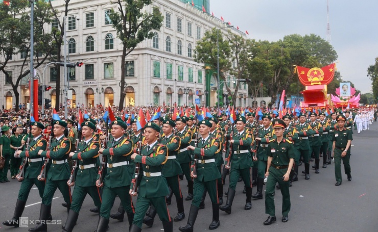 Hơn 17h lực lượng tham gia diễu binh, diễu hành từ Đồng Nai và các đơn vị thuộc Quân khu 7 tới khu vực đường Lê Duẩn, di chuyển vào vị trí tập kết để ổn định đội hình.