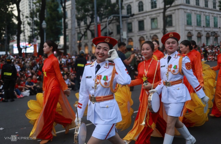 Khối nữ quân nhạc tiến vào khu vực lễ đài trên đường Lê Duẩn.