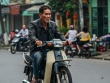 Vừa lái xe máy một tay, vừa hút thuốc có vi phạm luật giao thông?