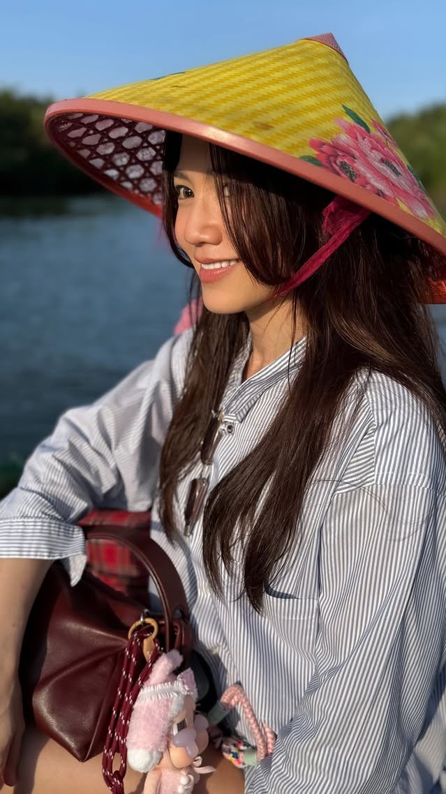 Trên Instagram, diễn viên, người mẫu Châu Tú Na tiết lộ tận dụng kỳ nghỉ để du lịch Việt Nam. Cô tham quan phố cổ Hội An, đi thuyền dừa trong rừng dừa Bảy Mẫu.