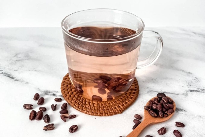 Trường hợp nhạy cảm với caffeine, có thể không cần thêm trà đen vào nước đậu đỏ hoặc sử dụng đậu đỏ rang chín, đem hãm nước để tiết kiệm thời gian, vẫn có tác dụng trong việc bài tiết lượng nước thừa, tăng trao đổi chất.