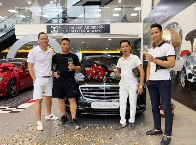 Ông Nguyễn Duy Mạnh (ca sĩ Duy Mạnh) mua chiếc Mercedes-Benz S 450 L với giá xấp xỉ 5 tỷ đồng từ một trong những Nhà phân phối Mercedes-Benz chính hãng vào ngày 18/8/2020. Ảnh: FBNV