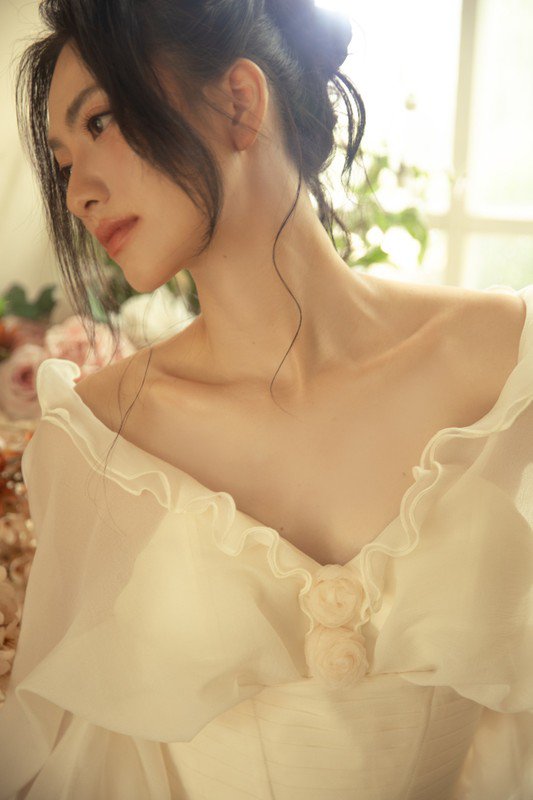 Ngoài đời, cô nhận được nhiều lời khen về nhan sắc rạng ngời và gu thời trang đa dạng.