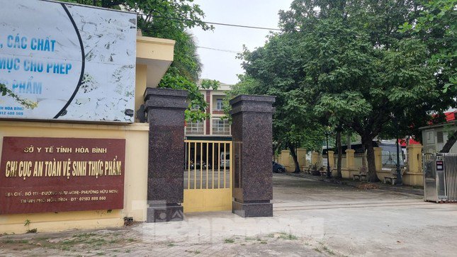 Công an vào cuộc thu thập hồ sơ 305 nhãn hiệu sữa giả được công bố tại Chi cục An toàn vệ sinh thực phẩm tỉnh Hòa Bình.