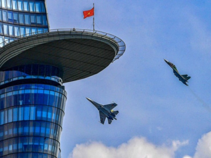 Xem trực thăng kéo cờ, tiêm kích xé gió trên bầu trời TPHCM