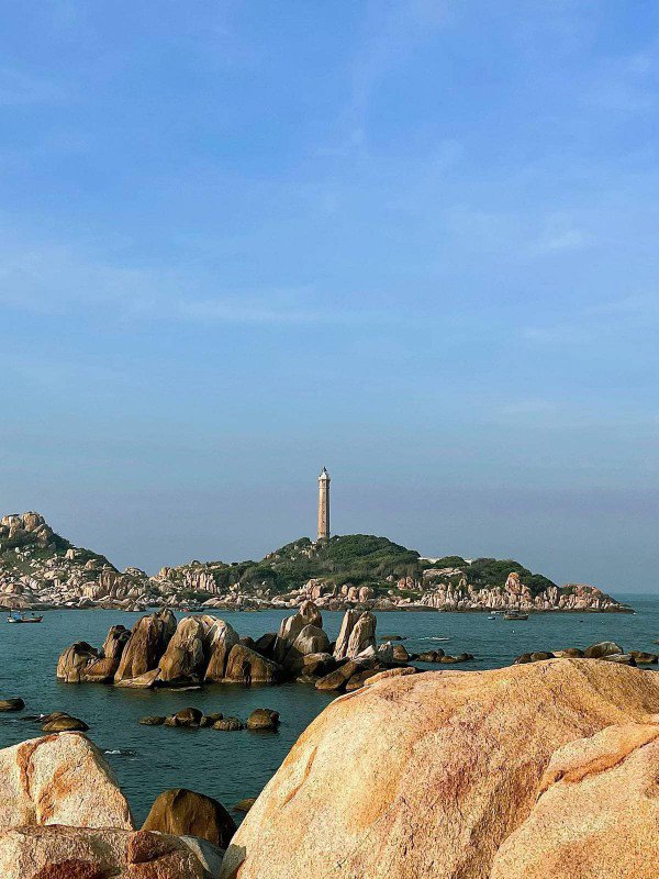 Bao quanh ngọn hải đăng là những hòn đá lớn, lởm chởm, tạo nên một khung cảnh thiên nhiên hoang sơ và đầy cuốn hút. Ảnh Internet