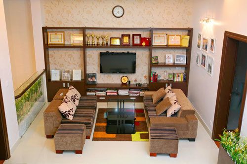 Tầng lửng là nơi trưng bày rất nhiều các giải thưởng, bằng khen của Quyền Linh đã đạt được trong sự nghiệp của mình.
