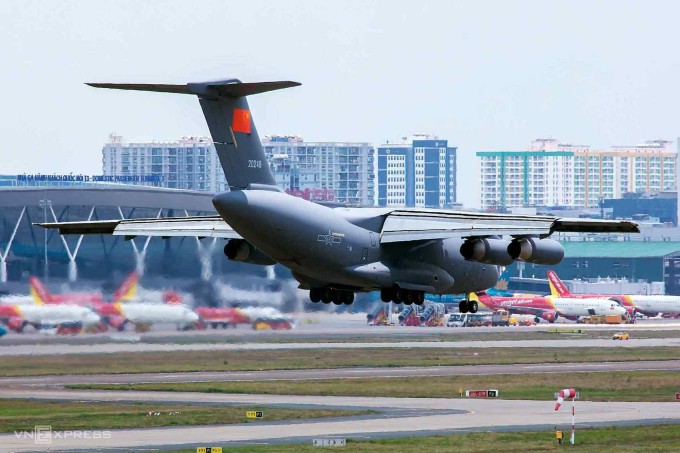 Máy bay chở đoàn Trung Quốc chuẩn bị đáp xuống sân bay Tân Sơn Nhất. Ảnh: Thanh Hồ
