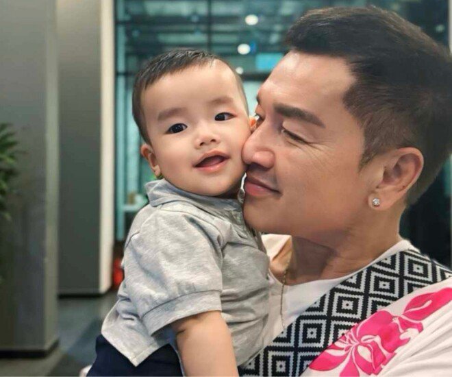 Quang Minh như bố trẻ từ ngày có quý tử đích tôn, U70 chăm "tút" ngoại hình để không lệch với vợ kém tuổi - 1