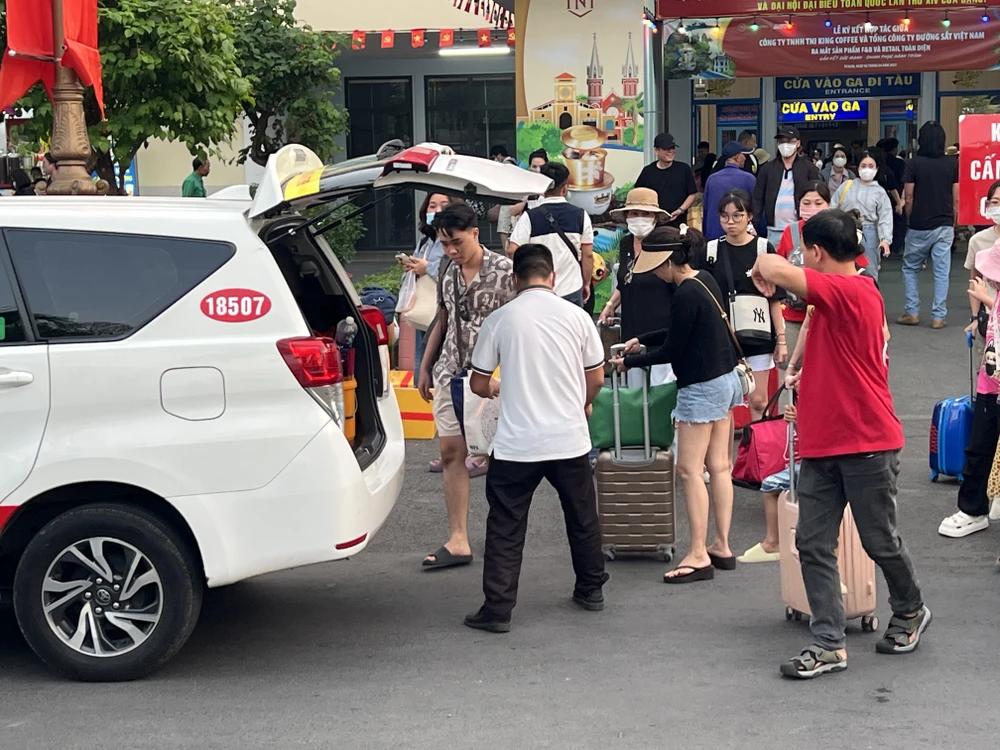 Người có giấy phép lái xe hạng B và C1 đều có thể hành nghề lái xe taxi. Ảnh: TN